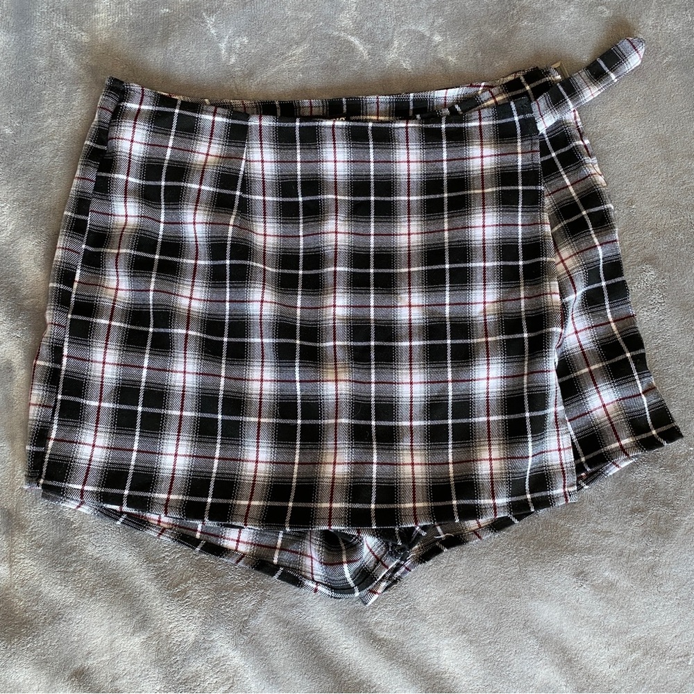 Hot Topic Plaid Wrap Skort - Black & White